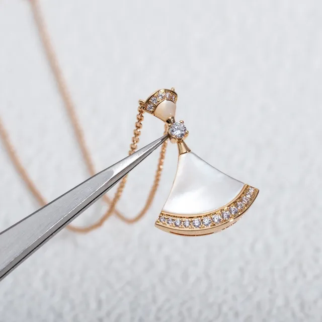 Collier pendentif en forme d'éventail en ton doré avec mère de perle et cristal 7