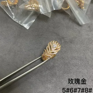 Broche de pluma tono dorado Pavé cristal