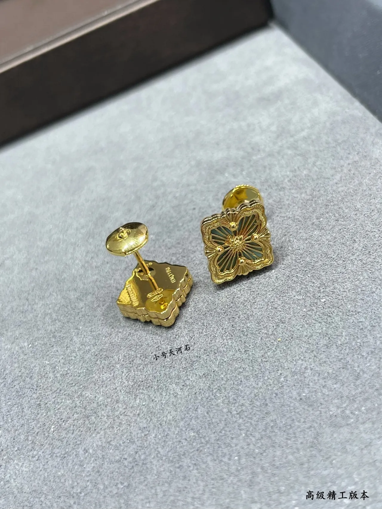 Gold-Tone Flower Quatrefoil Green Inlay Stud Earrings 5