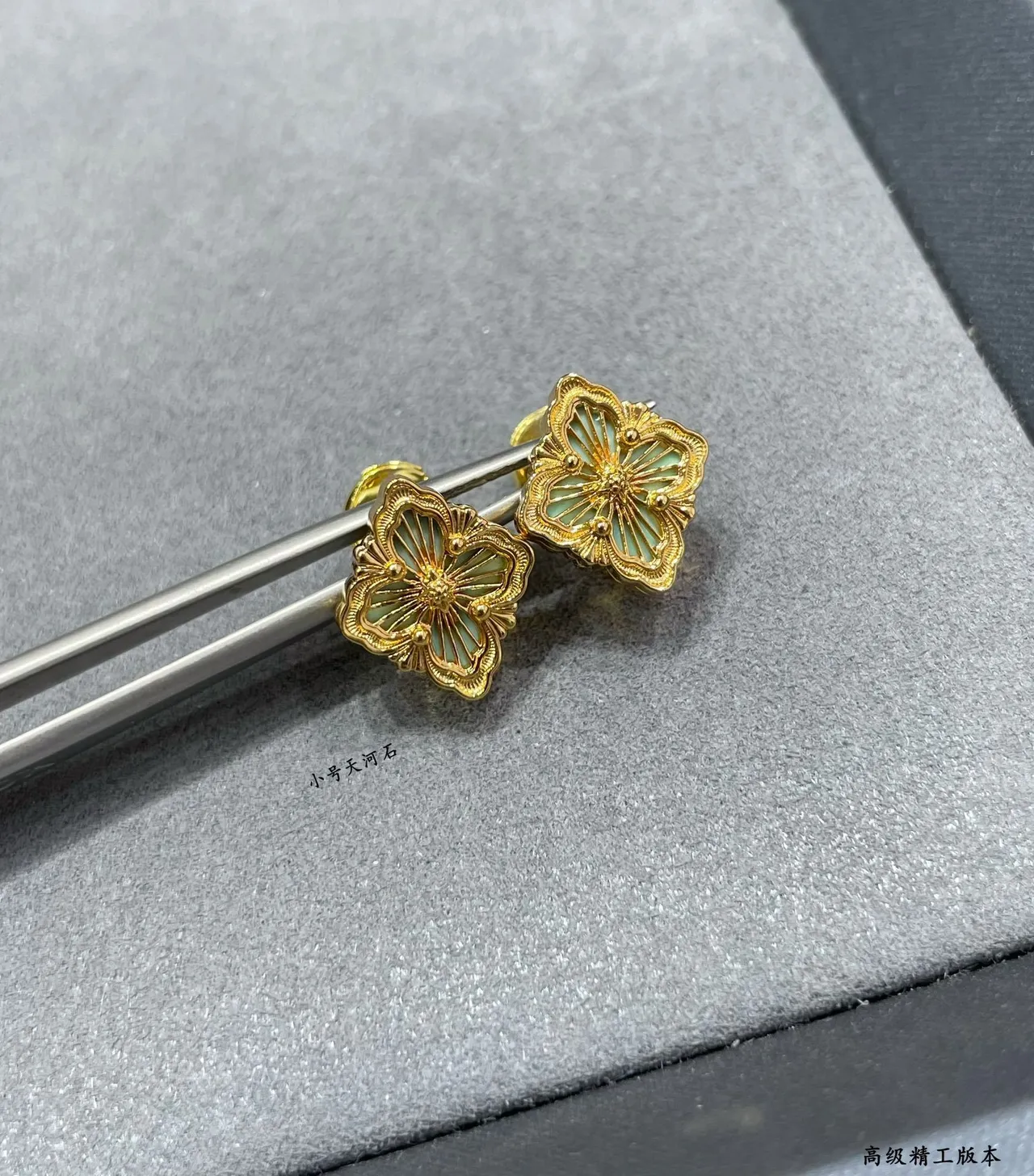 Gold-Tone Flower Quatrefoil Green Inlay Stud Earrings 8