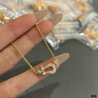 قلادة مع تعليقة فرس بلون ذهبي مع بلورات pave