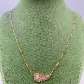 Colar com pingente de pena pavé tom dourado
