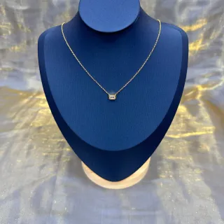 Collier pendentif de pierre transparente en ton doré rectangulaire avec bélière