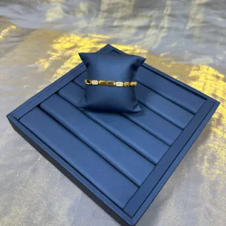 Pulsera de eslabones rectangulares con acentos pavé en tono dorado