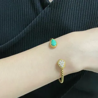 Brazaletes abiertos de cristal pavé y cabochón de lágrima en tono dorado