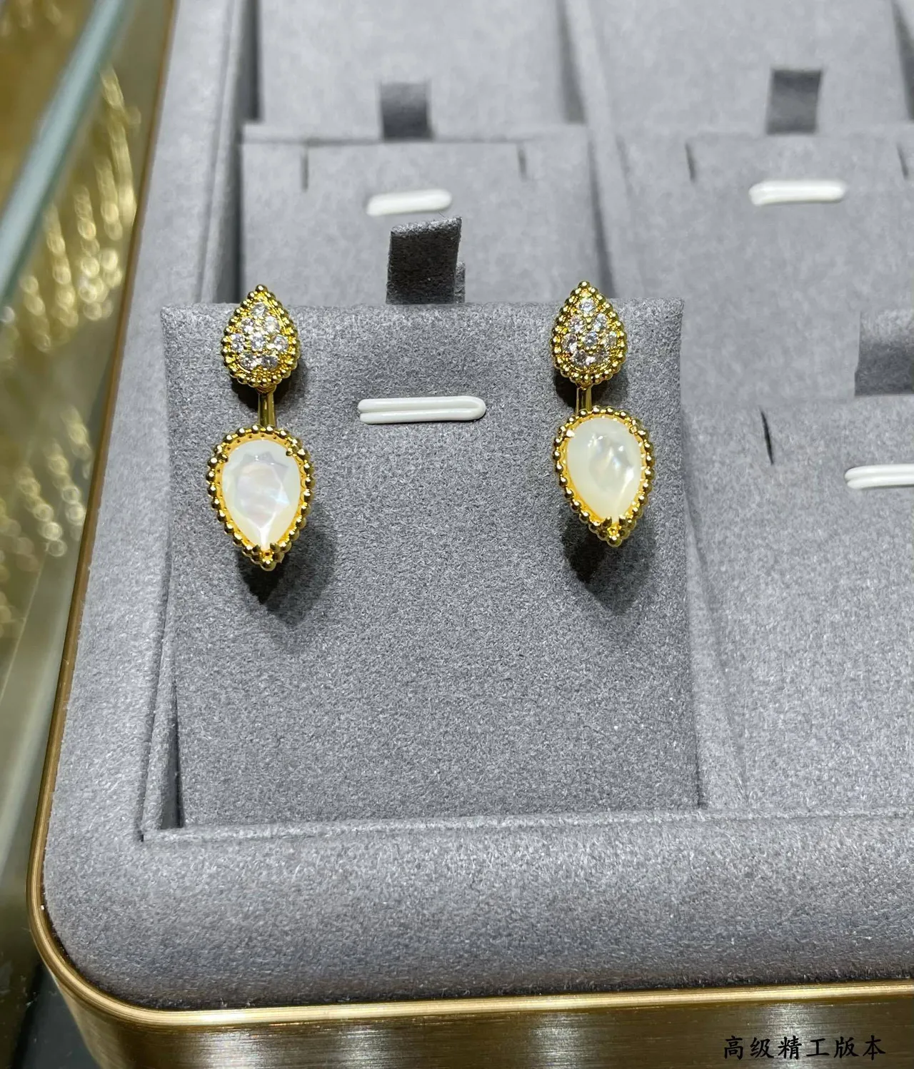 Brincos de gota em tom dourado com forma de gota pavé e pedra branca facetada 2