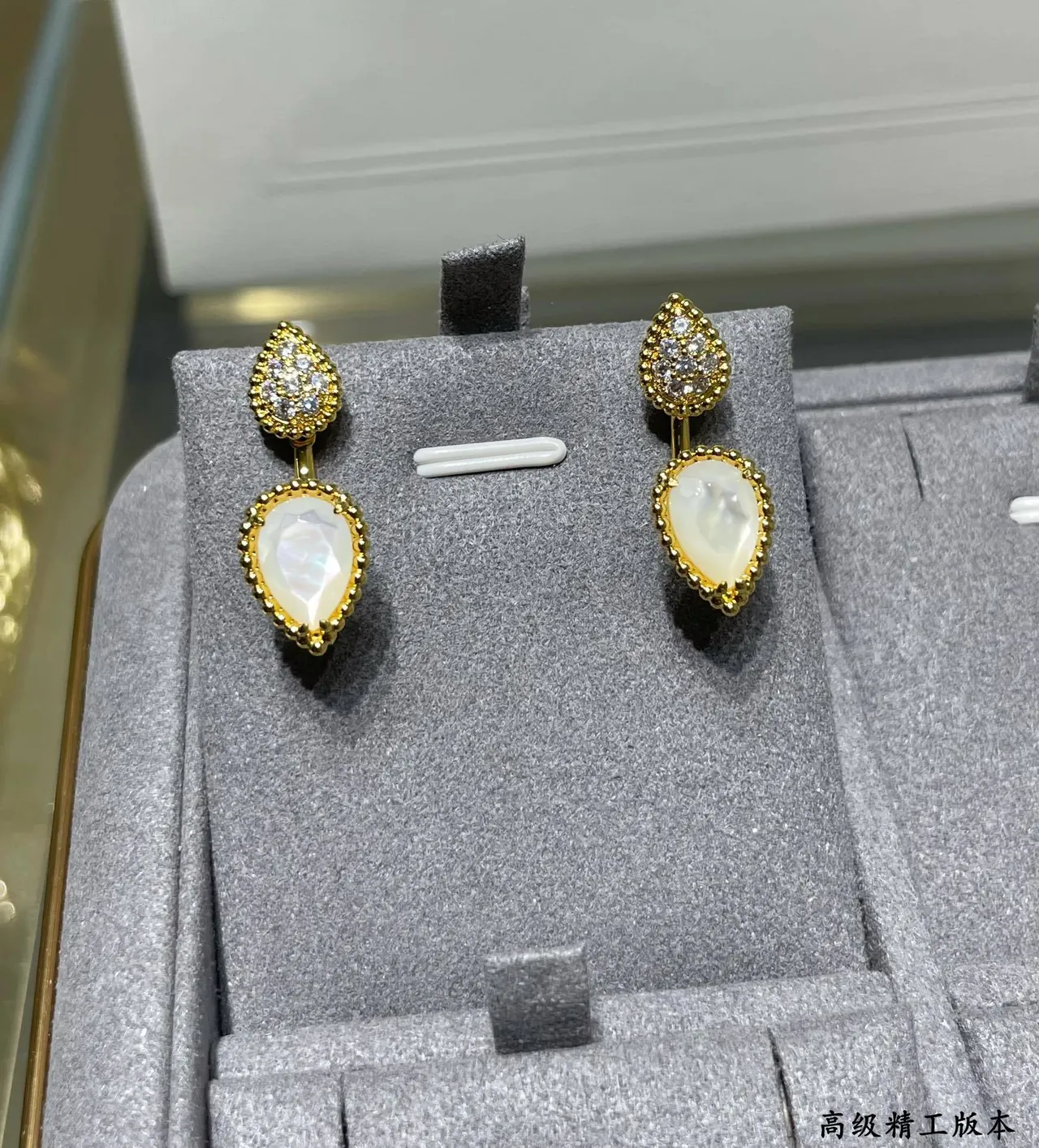 Brincos de gota em tom dourado com forma de gota pavé e pedra branca facetada 3