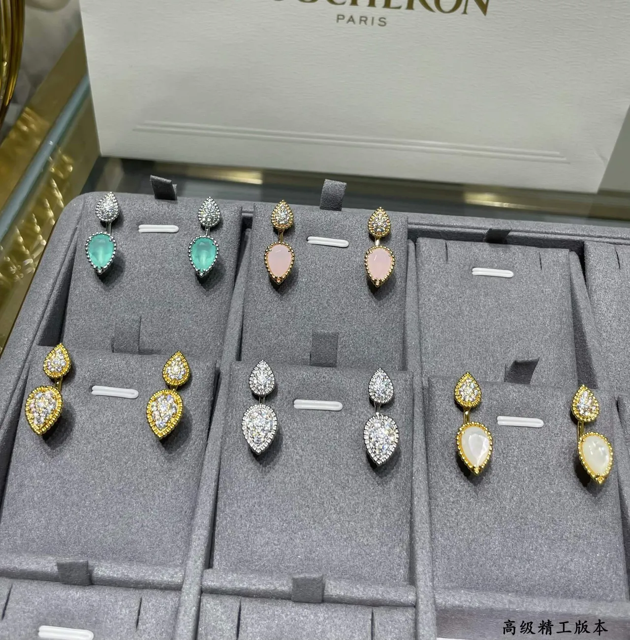 Brincos de gota em tom dourado com forma de gota pavé e pedra branca facetada 5