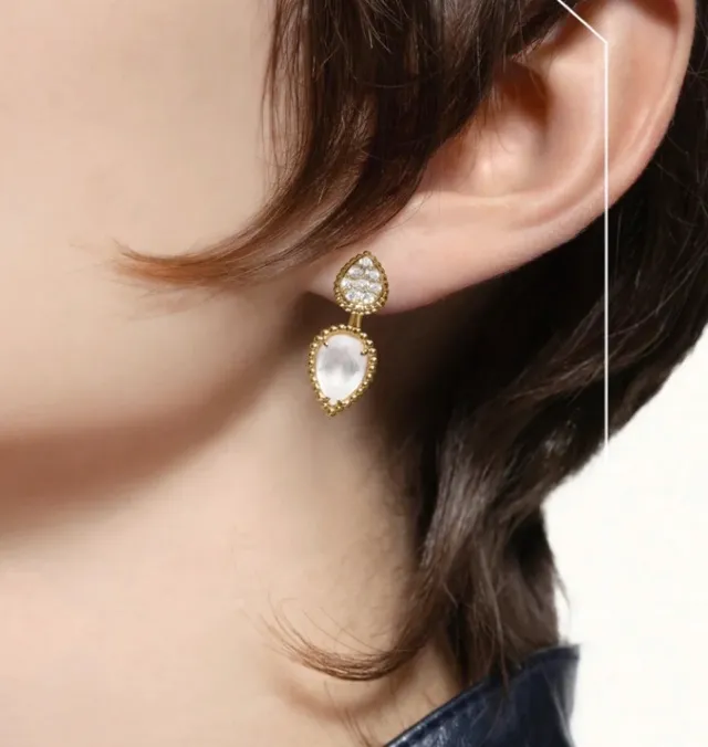 Brincos de gota em tom dourado com forma de gota pavé e pedra branca facetada 9