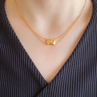 Collier à double chaîne avec pendentif en forme d'enveloppe matelassé doré