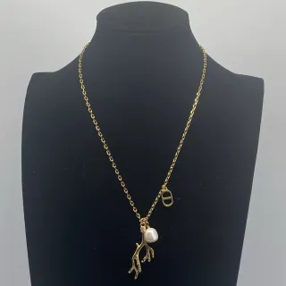 Collier de perles style baroque avec chaîne dorée blanche