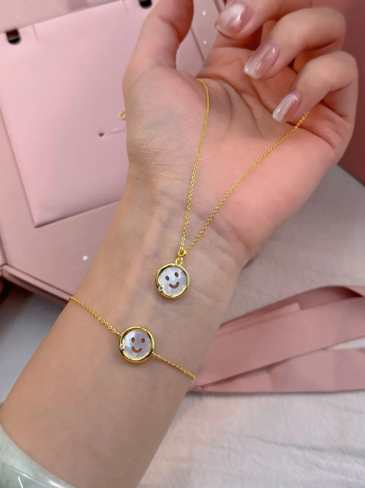 Gold White Chain Circular Mother-of-Pearl Pendant Necklace 4
