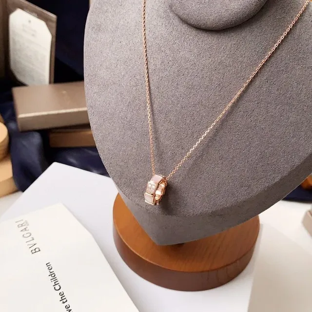 Gold White Chain Ring-Shaped Pendant Necklace 3