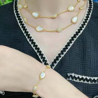 Colar de corrente de corda dourada branca com pedras cabochon em forma de lágrima