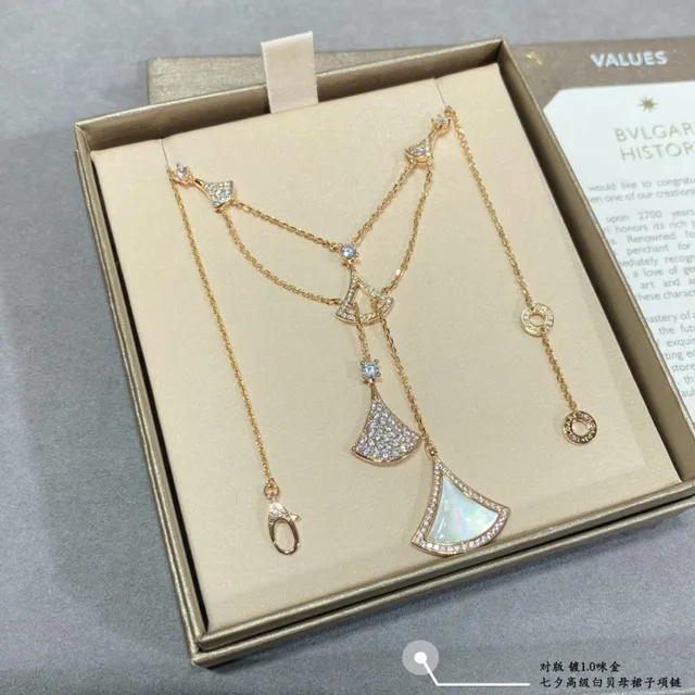 Gold White Y-Drop Fan-Shaped Pendants Necklace 3