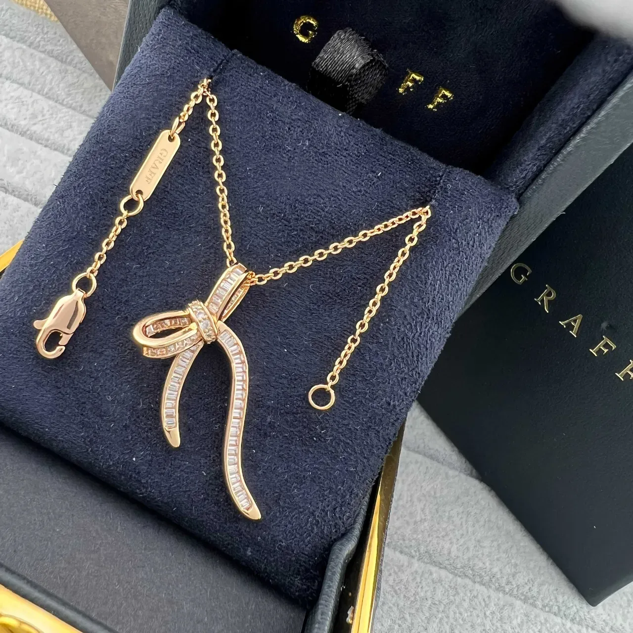 Graff Gold Silver Bow-Shaped Pendant Baguette-Cut Stone Pavé Necklace 2