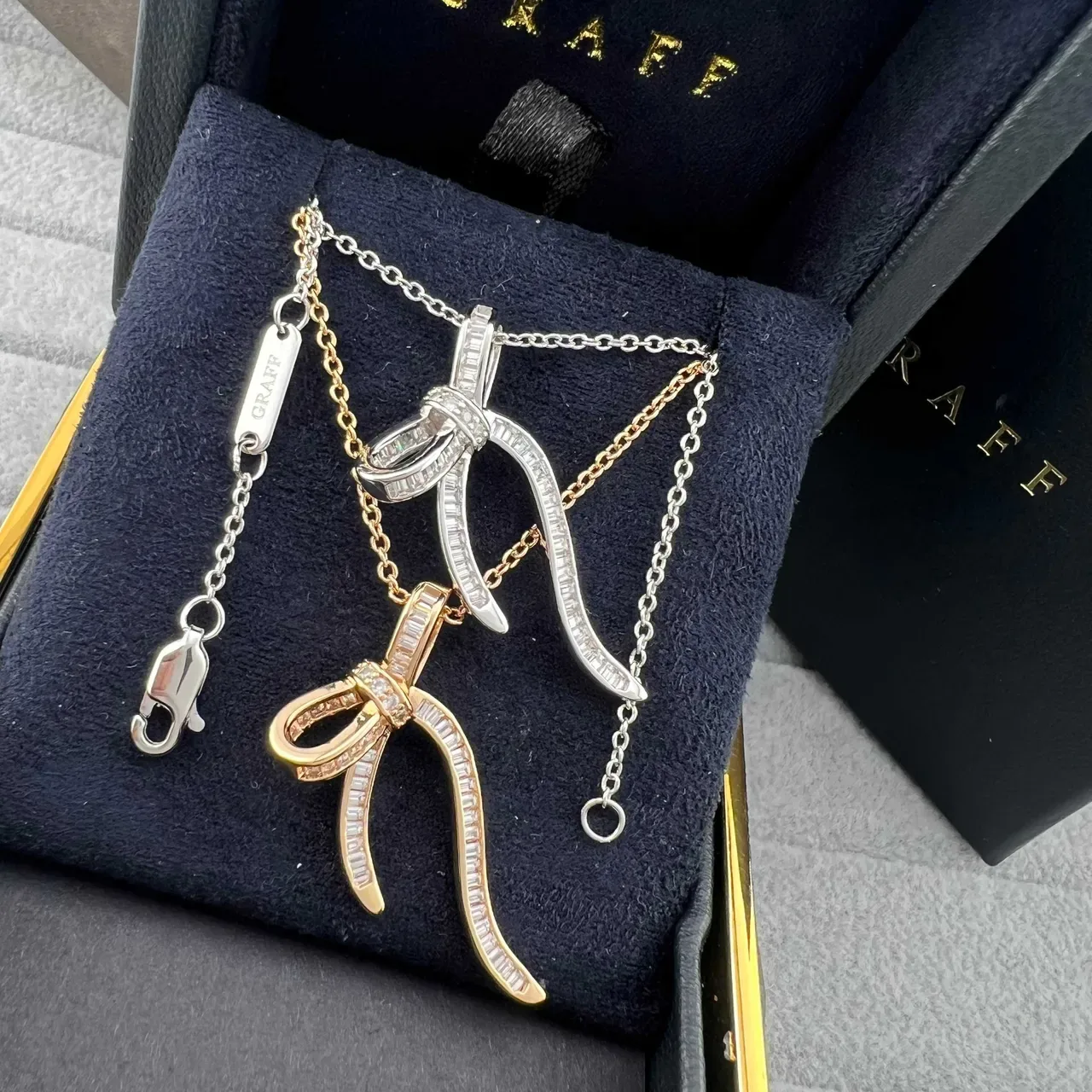 Graff Gold Silver Bow-Shaped Pendant Baguette-Cut Stone Pavé Necklace 5