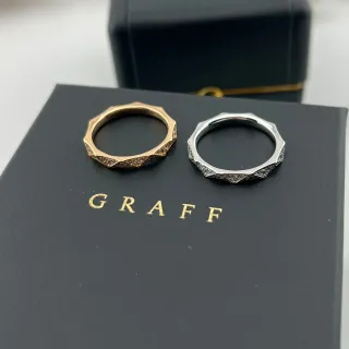 Graff Anillo de Banda Geométrica Facetada Pavé-Set con Piedras Oscuras de Oro y Plata