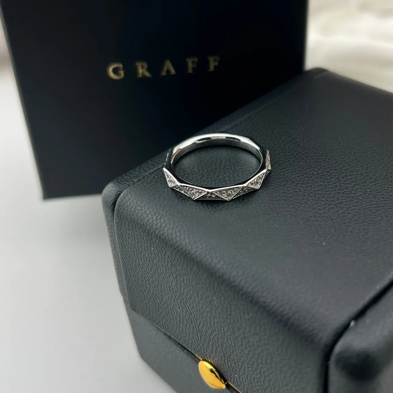 Graff Gold Silver Geometric Faceted Band Pavé-Set Dark Stones Ring 3