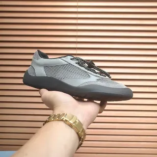 Zapatilla lifestyle gris y negro low-top de malla