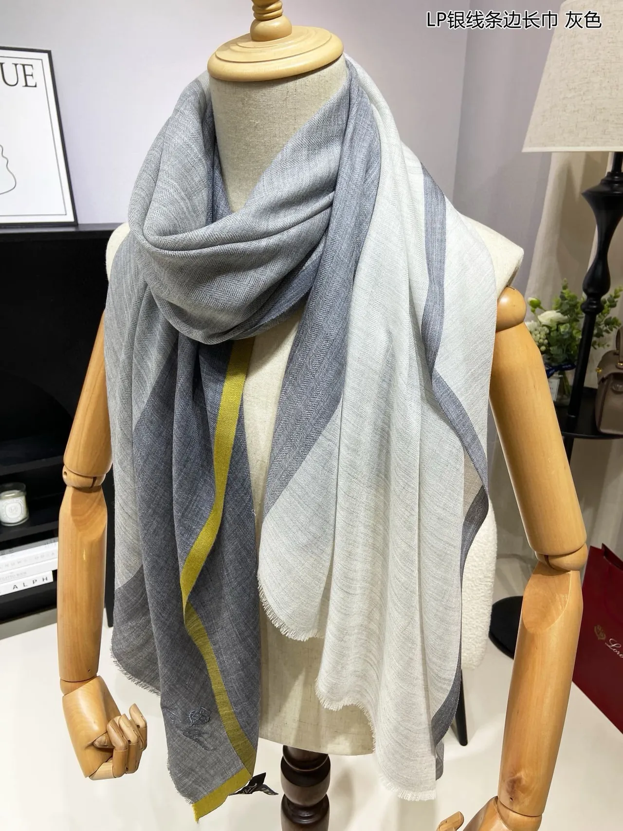 Bufanda gris verde con bordes rayados en tejido herringbone 7