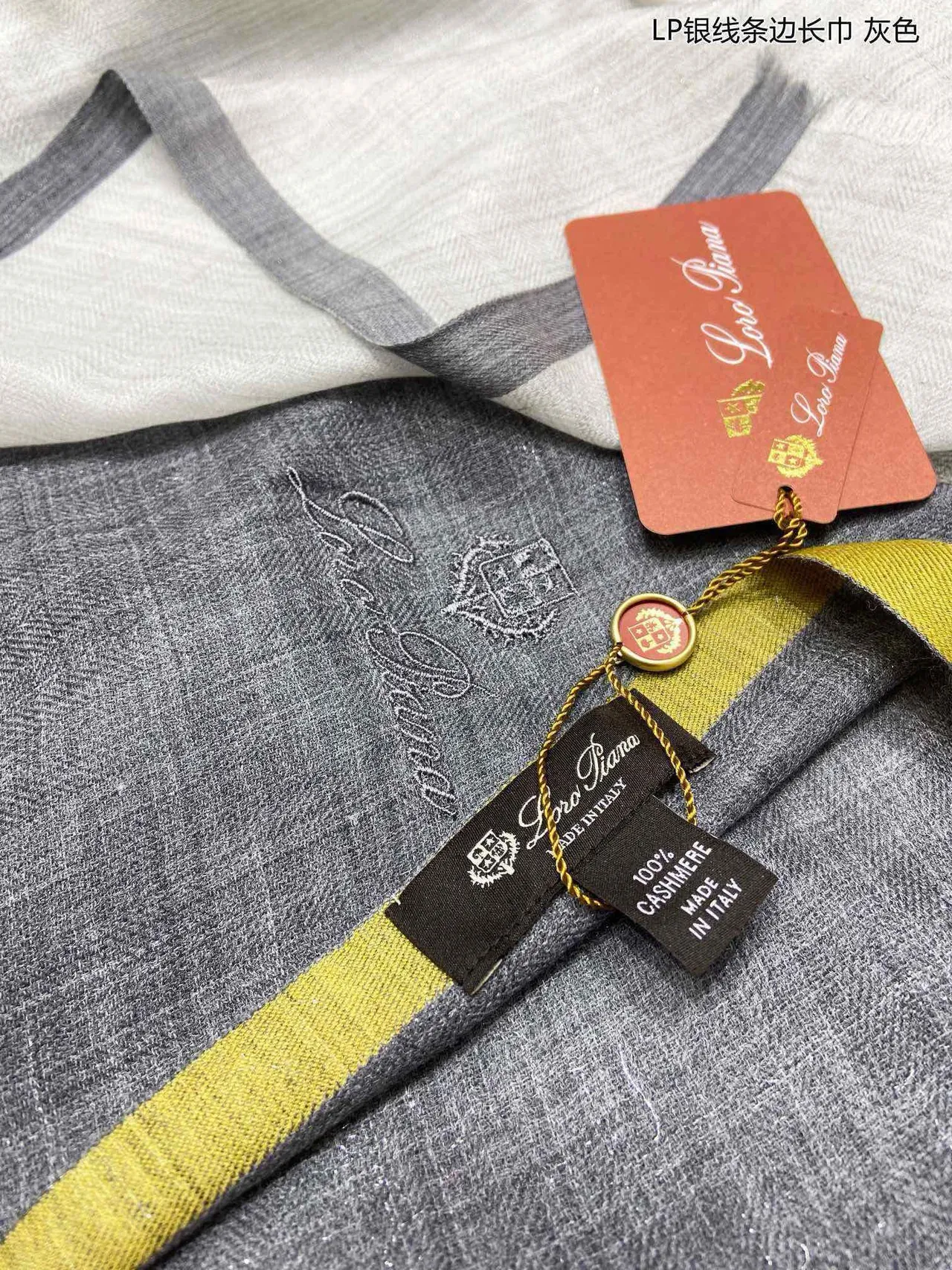 Bufanda gris verde con bordes rayados en tejido herringbone 8
