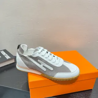 Tênis lifestyle cinza branco low-top de suede e couro com painéis