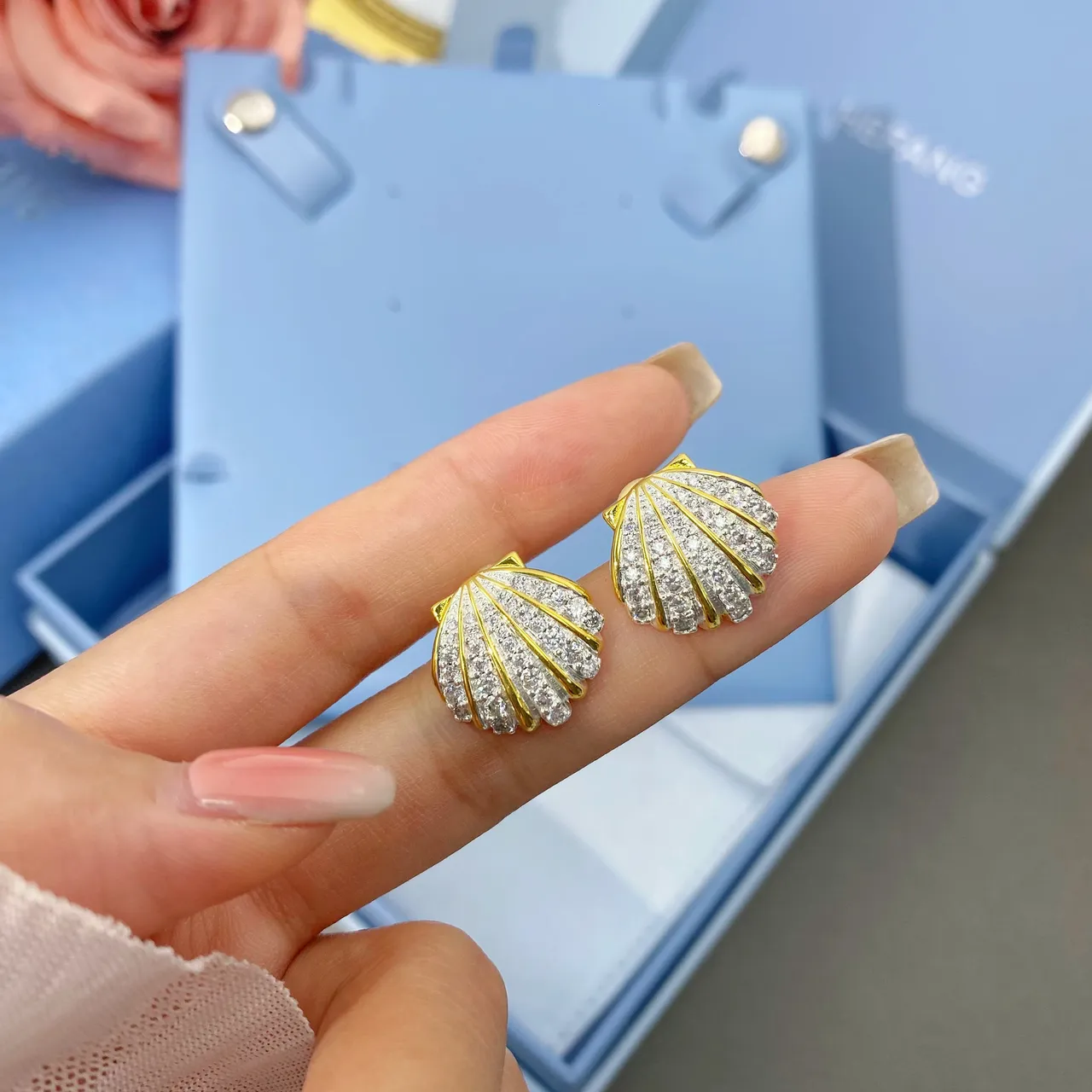 HEFANG Shell-Shaped Pavé Crystal Gold-Tone Stud Earrings 3