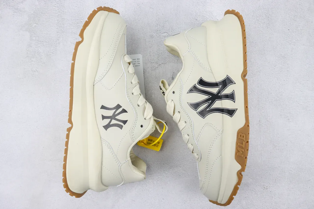 MLB New York Yankees Logo Lifestyle Sneaker 2