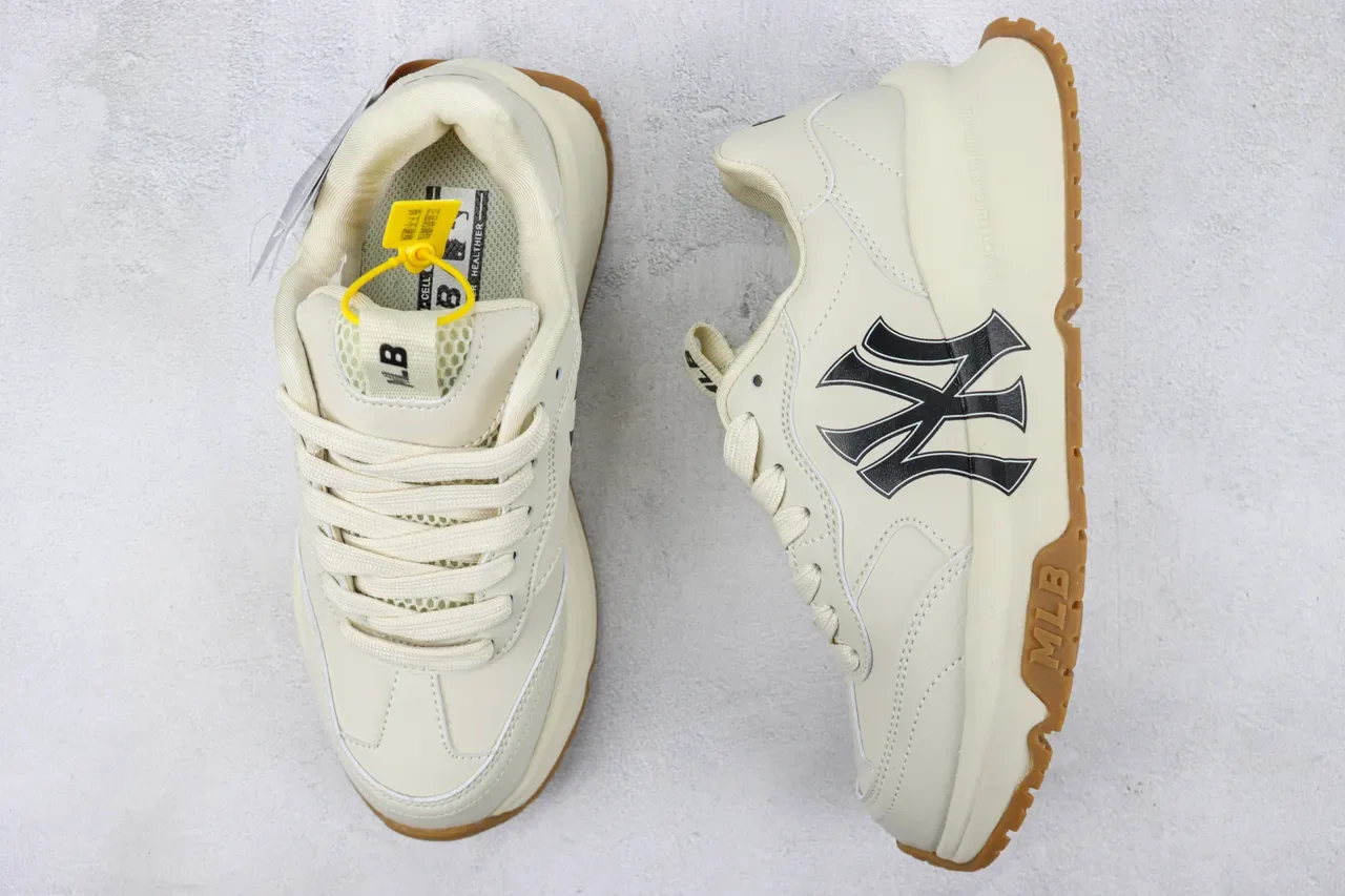 MLB New York Yankees Logo Lifestyle Sneaker 3