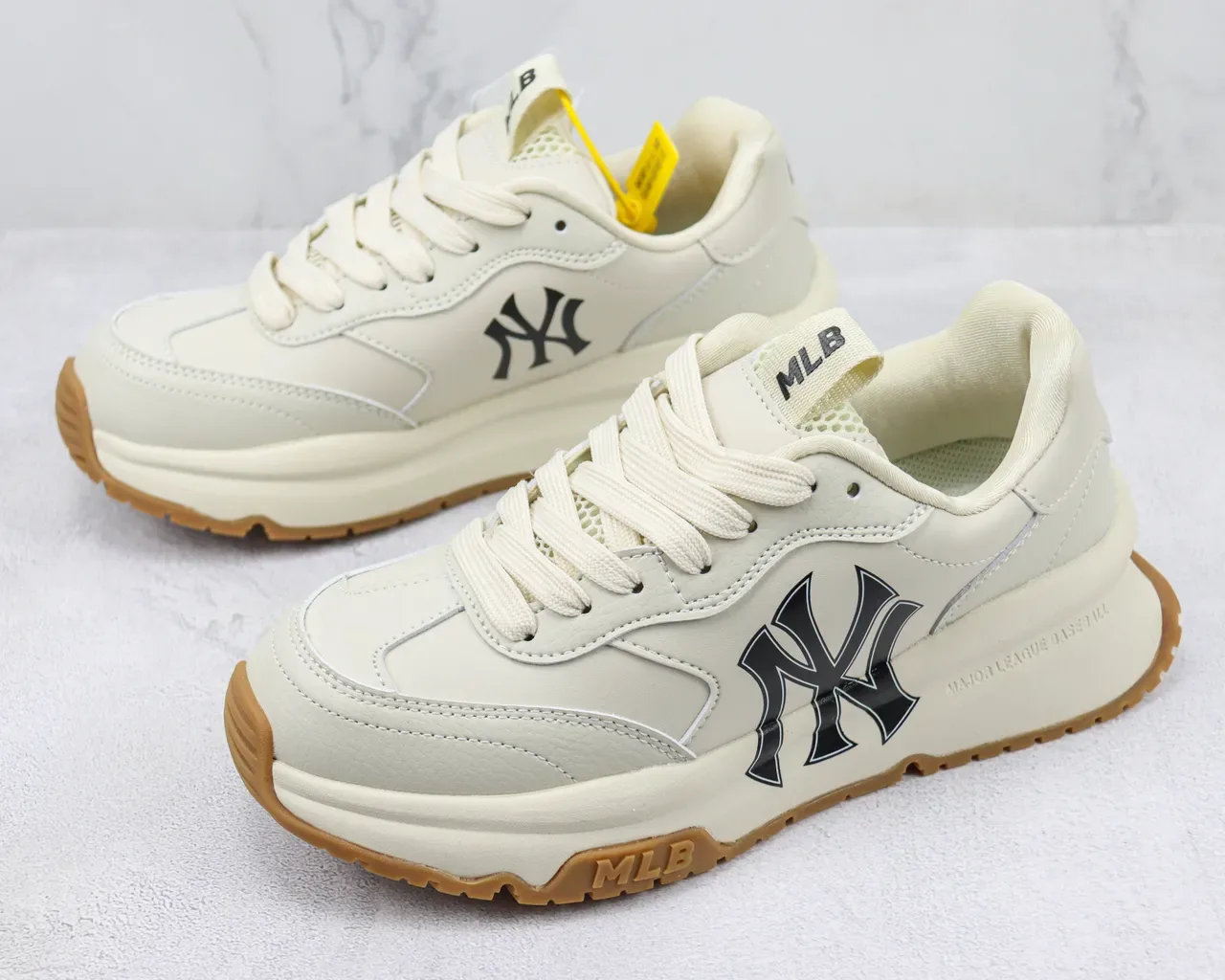 MLB New York Yankees Logo Lifestyle Sneaker 4