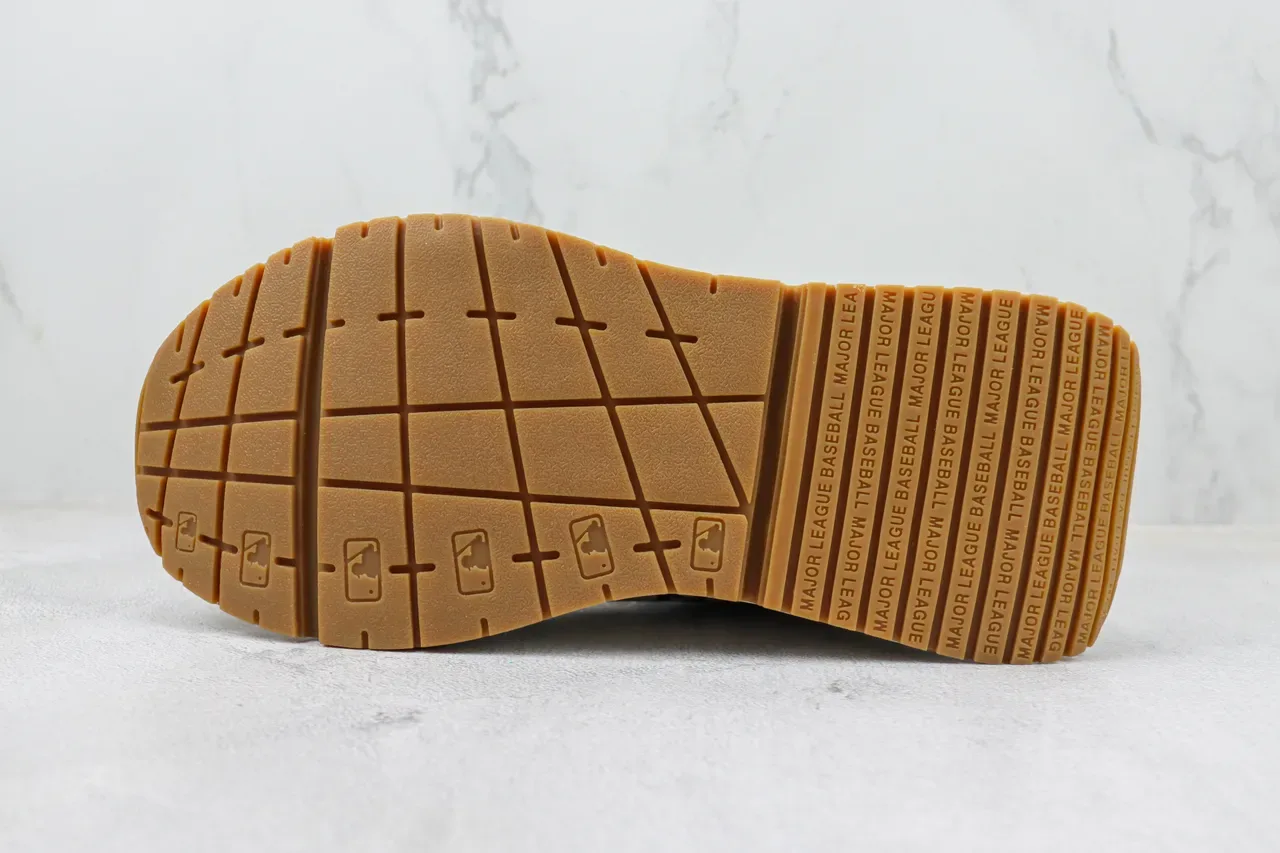 MLB New York Yankees Logo Lifestyle Sneaker 8