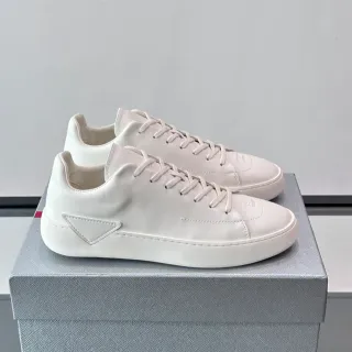 Tênis lifestyle minimalista de baixo, tipo couro, monocromático