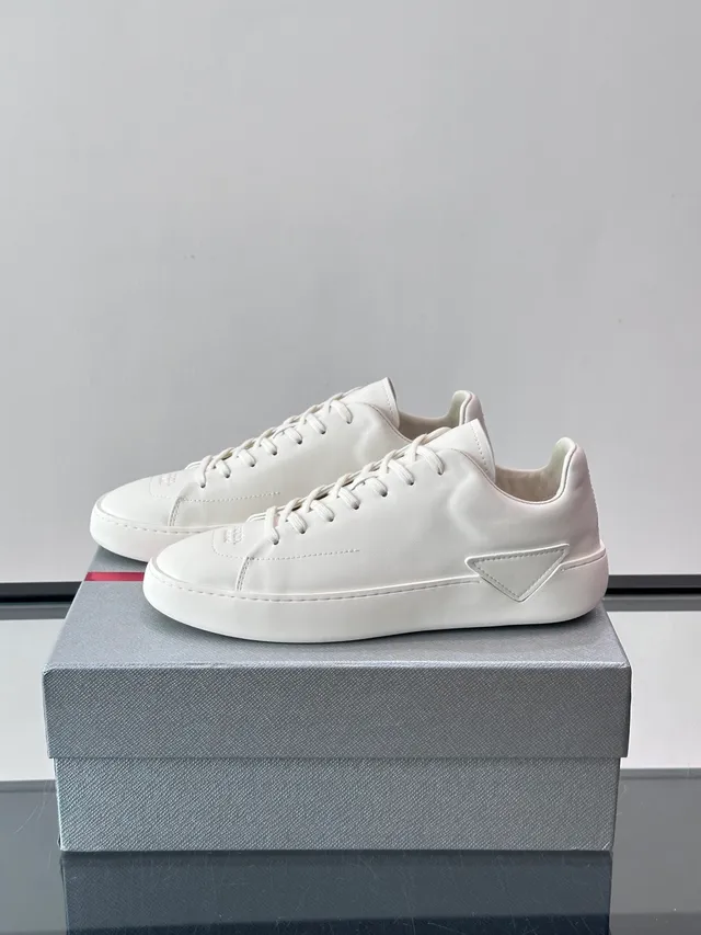 Monochrome Minimalist Leather-Like Low-Top Lifestyle Sneakers 5