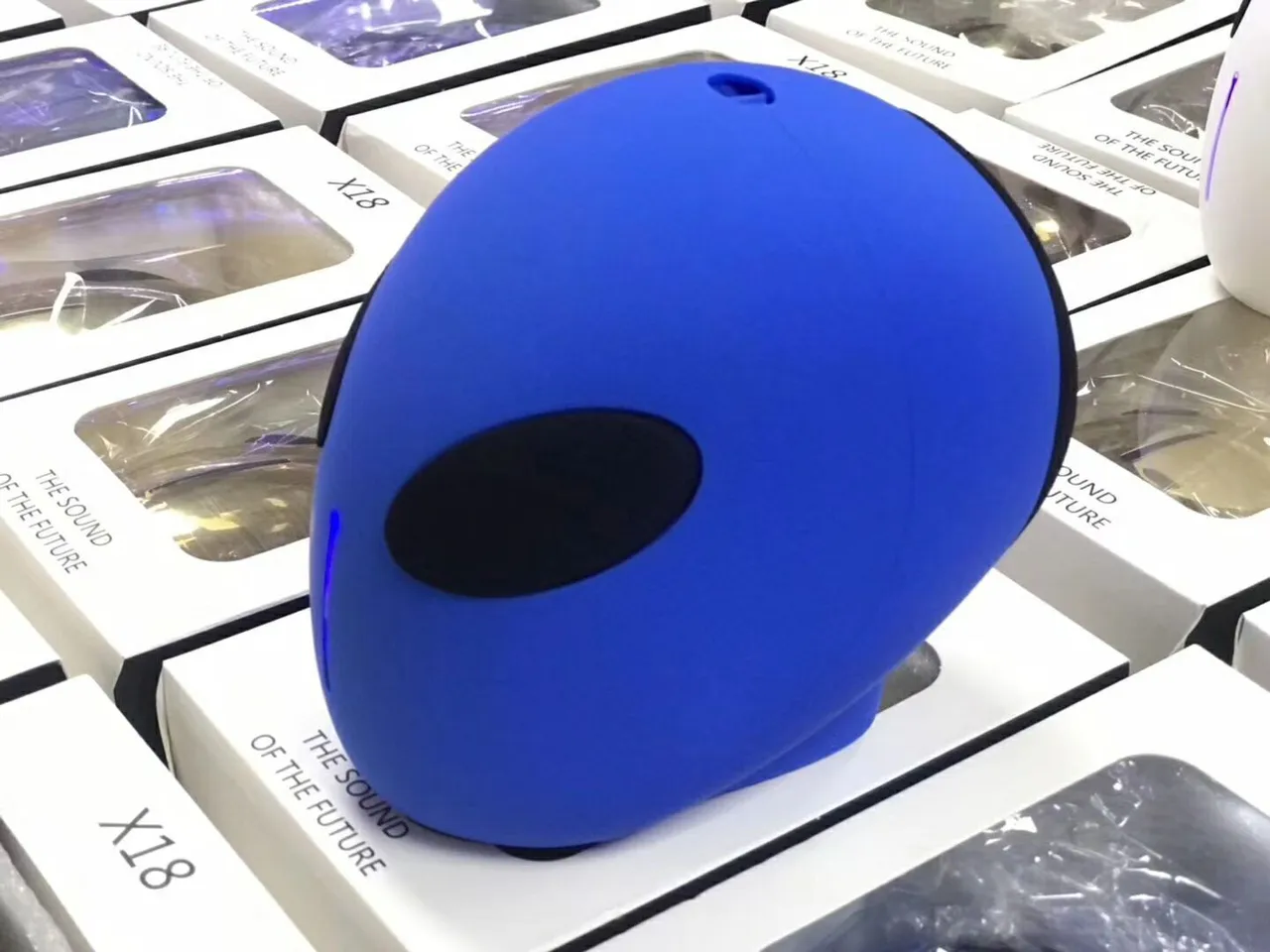 Multicolor Alien-Head Silhouette Mirror-Finish Metallic Speaker 2