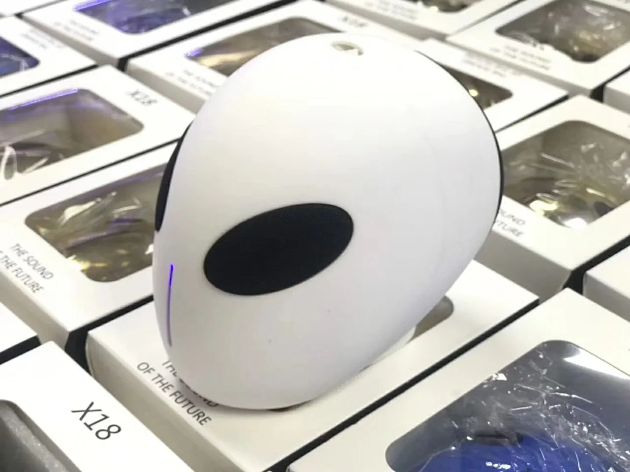 Multicolor Alien-Head Silhouette Mirror-Finish Metallic Speaker 5