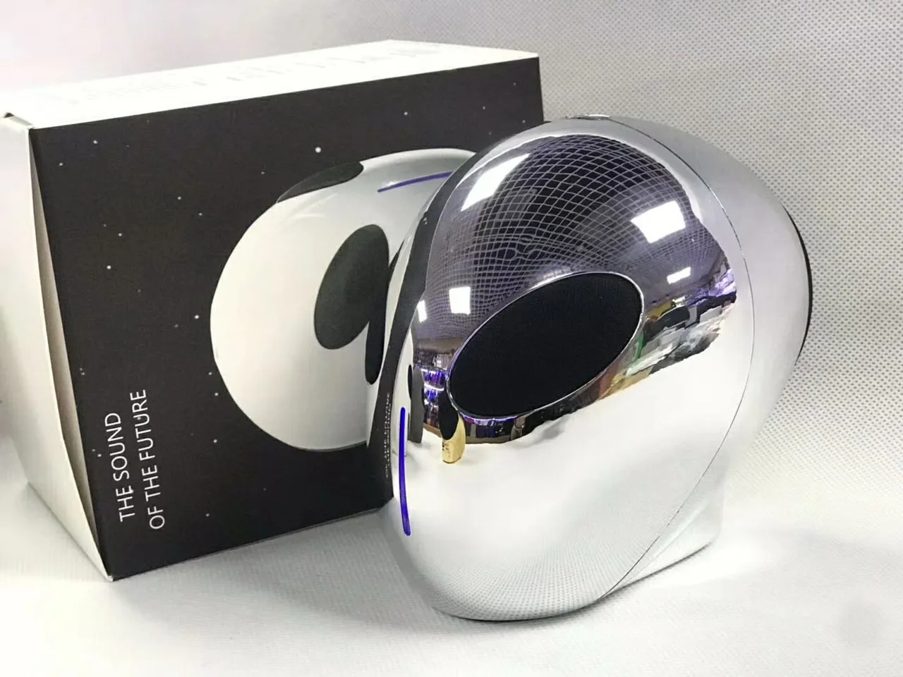 Multicolor Alien-Head Silhouette Mirror-Finish Metallic Speaker 7