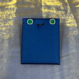 Joias com revestimento de tecido retangular azul e motivos quadrados listrados duplos em verde marinho