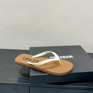 ORLEBAR भूरा बेज फ्लैट सोल Y-स्ट्रैप स्लिपर्स