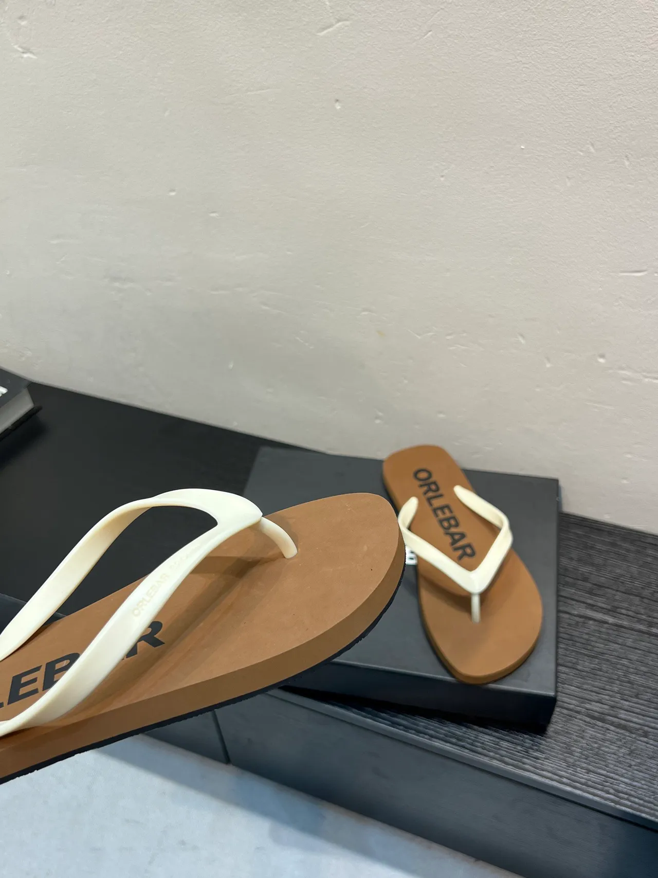 ORLEBAR Brown Beige Flat Sole Y-Strap Slippers 8