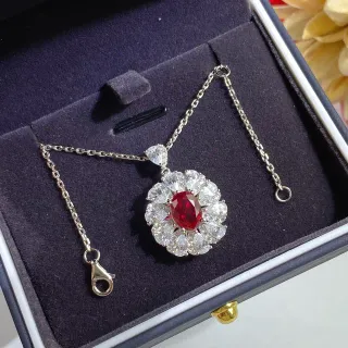 Colar com pingante ovale de rubi em halo floral cluster
