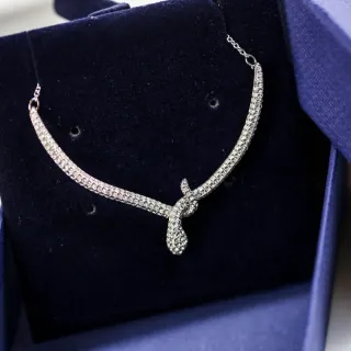 Collar con Motivo de Nudo Pavé en Tono Plata