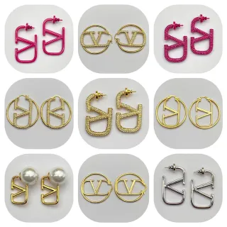 Brincos geométricos com motivo de logo em rosa e ouro