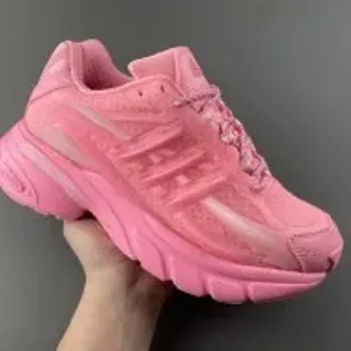 Tênis rosa chunky com silueta monocromática