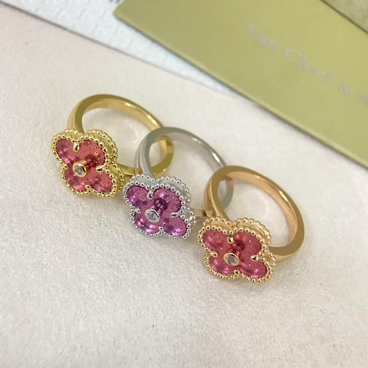 Anillo de oro rosa con motivo de flor de cuatro pétalos y pétalos rellenos de esmalte 2