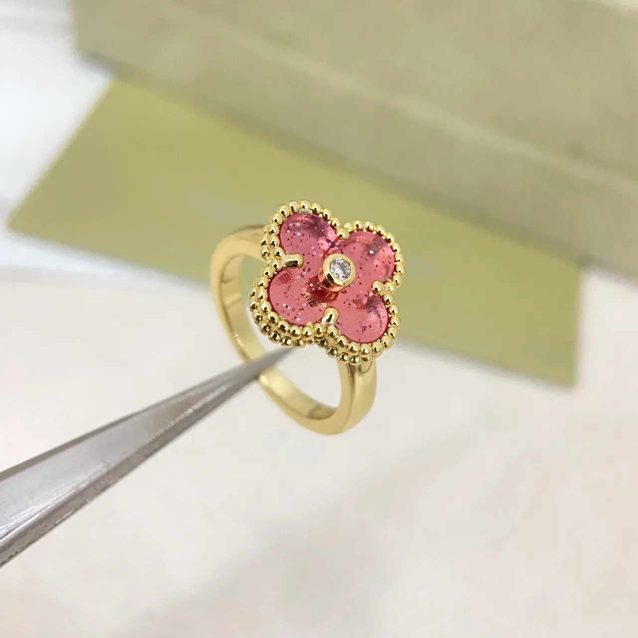 Anillo de oro rosa con motivo de flor de cuatro pétalos y pétalos rellenos de esmalte 4