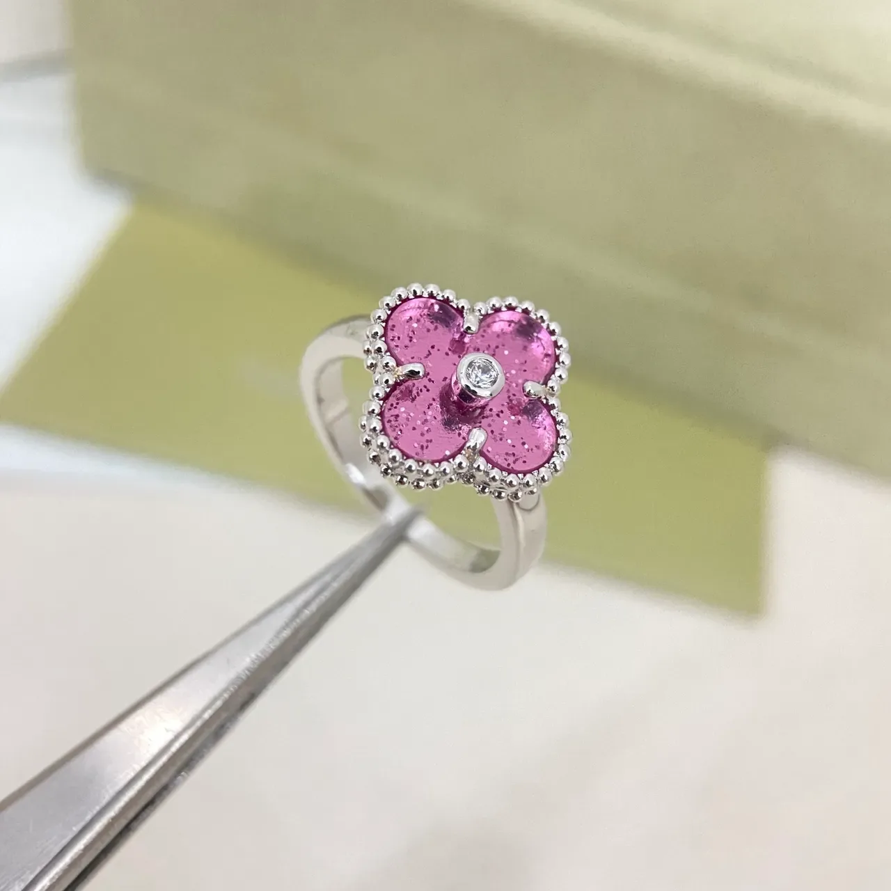 Anillo de oro rosa con motivo de flor de cuatro pétalos y pétalos rellenos de esmalte 5