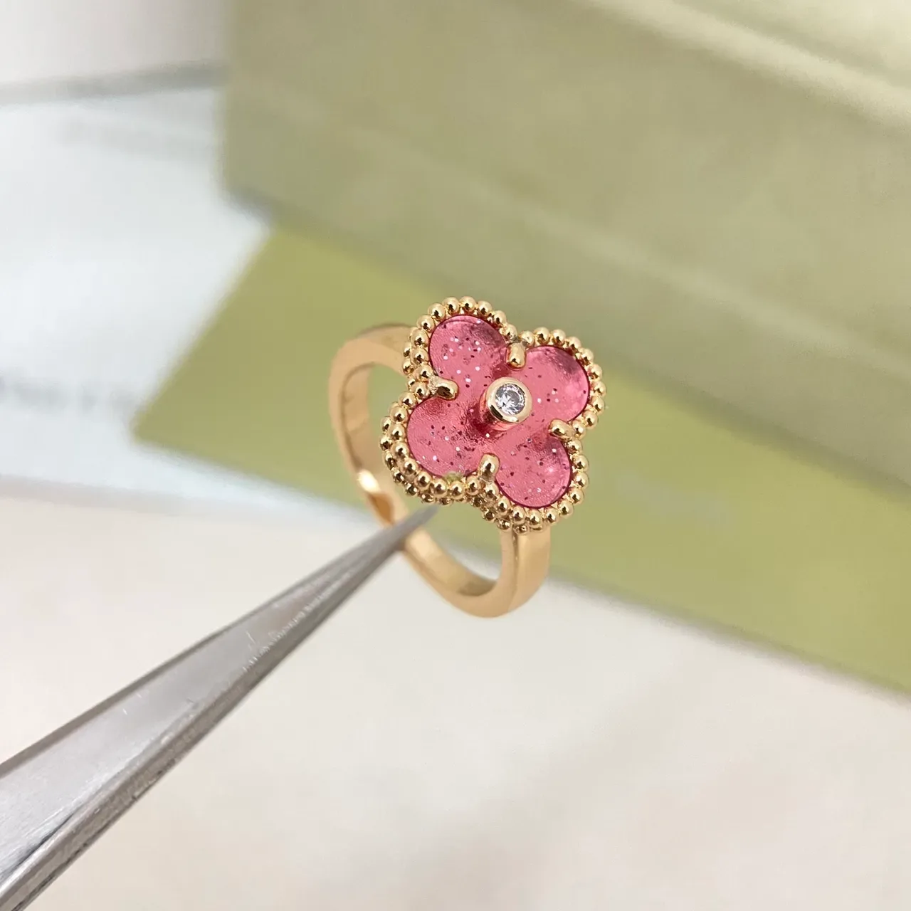 Anillo de oro rosa con motivo de flor de cuatro pétalos y pétalos rellenos de esmalte 6