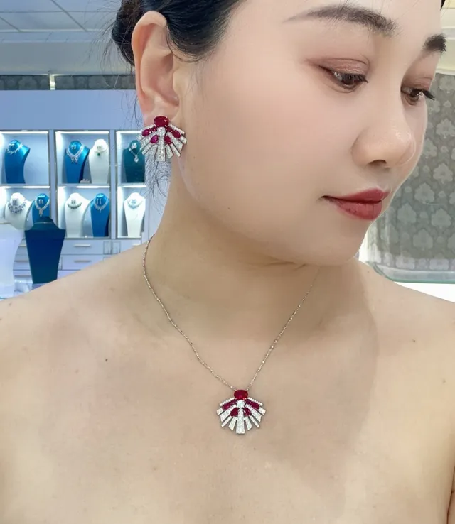 Broche de diamantes pavé com motivo radiado em forma de leque rosa e amarelo 2