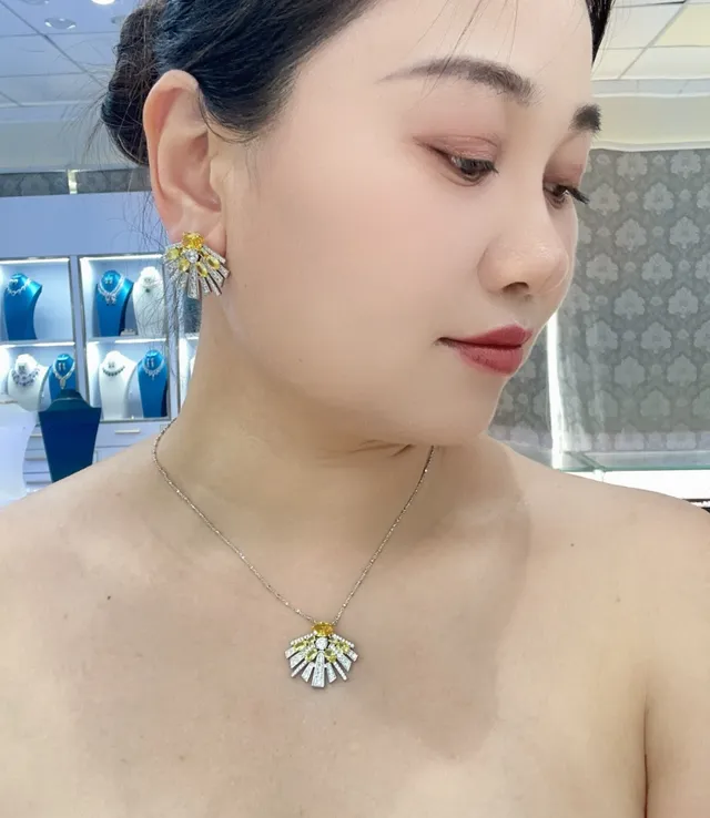 Broche de diamantes pavé com motivo radiado em forma de leque rosa e amarelo 3